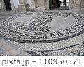 ポルトガル　世界遺産　コインブラ大学旧大学　無情の門と言われる鉄の門前のモザイクタイル 110950571