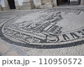 ポルトガル　世界遺産　コインブラ大学旧大学　無情の門と言われる鉄の門前のモザイクタイル 110950572