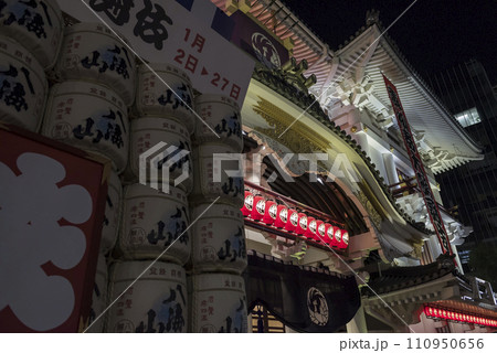 銀座　歌舞伎　歌舞伎座　歌舞伎座タワー　ライトアップされた夜の街 110950656
