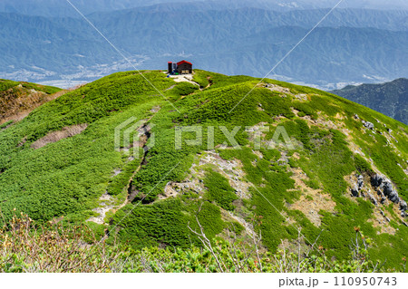 中央アルプス縦走登山千畳敷から空木岳 檜尾岳の檜尾小屋 中央アルプス縦走登山千畳敷から空木岳 檜尾岳の檜尾小屋 110950743