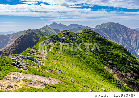 中央アルプス縦走登山千畳敷から空木岳　空木岳と南駒ヶ岳 110950787