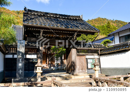 【天空の城】青空の竹田城跡の城下町【とある寺院】 110950895