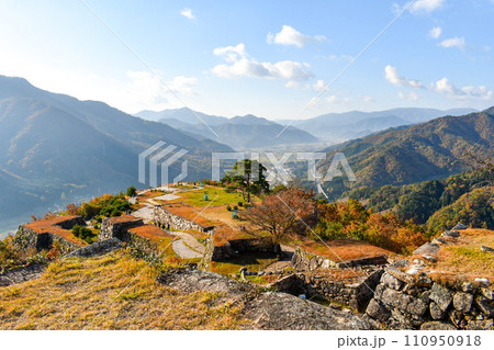 【天空の城】青空の竹田城跡_古城の石垣と山岳風景の絶景 110950918