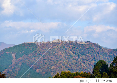 【天空の城】城下町から見上げる竹田城跡と紅葉の山 【天空の城】城下町から見上げる竹田城跡と紅葉の山 110950961