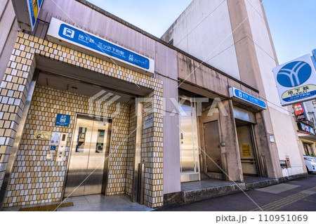 日本の横浜都市景観　地下鉄(横浜市営地下鉄ブルーライン) 三ツ沢下町駅などを望む 110951069