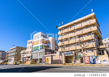 日本の横浜都市景観　地下鉄(横浜市営地下鉄ブルーライン) 三ツ沢下町駅などを望む 110951140