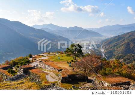 【天空の城】青空の竹田城跡_古城の石垣と山岳風景【雲海の絶景】 110951208