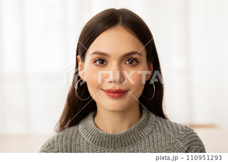 Closeup of cheerful brunette young woman posing at home 110951293
