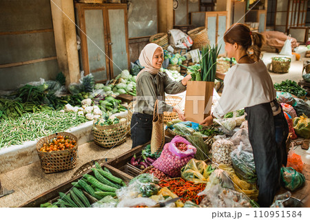 customer shopping greengrocery product farmer market 110951584