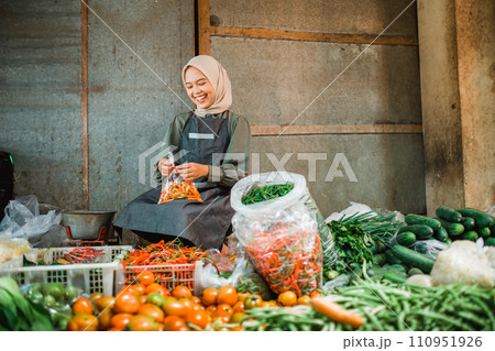 potrait asian seller wrapping fresh vegetable 110951926