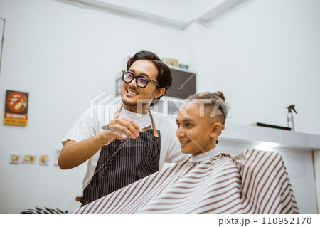 asian professional hairdresser enjoy cutting his customer hair 110952170