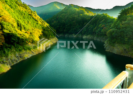 静岡県大井川鐵道の絶景巡り 奥大井湖上駅からの景色 静岡県大井川鐵道の絶景巡り 奥大井湖上駅からの景色 110952431