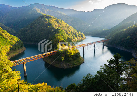 静岡県大井川鐵道の絶景巡り 奥大井湖上駅展望所からの絶景 静岡県大井川鐵道の絶景巡り 奥大井湖上駅展望所からの絶景 110952443