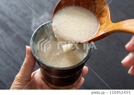 甘酒を注ぐ 甘酒を注ぐ 110952455