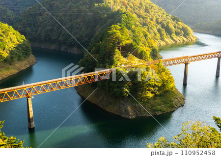 静岡県大井川鐵道の絶景巡り 奥大井湖上駅展望所からの絶景 静岡県大井川鐵道の絶景巡り 奥大井湖上駅展望所からの絶景 110952458