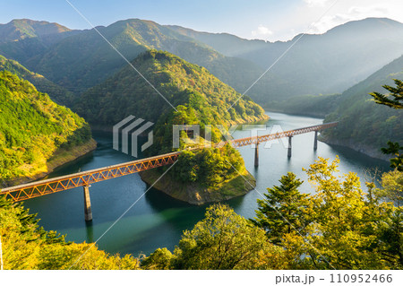 静岡県大井川鐵道の絶景巡り 奥大井湖上駅展望所からの絶景 静岡県大井川鐵道の絶景巡り 奥大井湖上駅展望所からの絶景 110952466