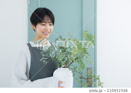 観葉植物に水をやる女性 110952586
