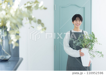 観葉植物に水をやる女性 110952596