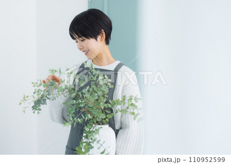 観葉植物に水をやる女性 観葉植物に水をやる女性 110952599