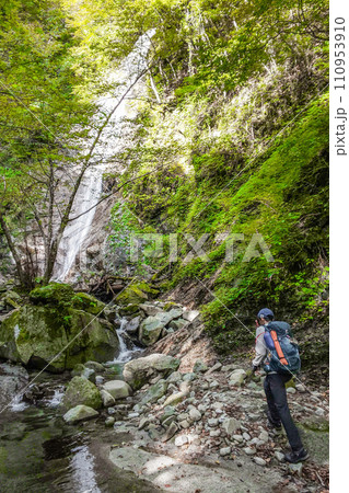 登山者と滝 登山者と滝 110953910