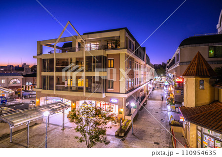 日本の横浜都市景観 横浜市営地下鉄 中川駅(副名称・東京都市大横浜キャンパス前)などを望む＝26日 110954635