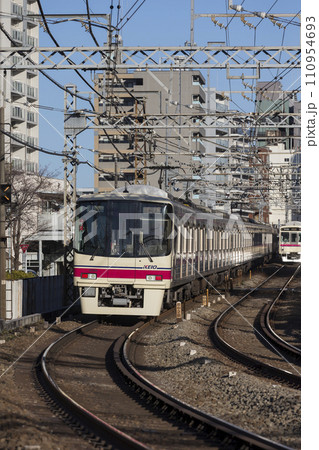 京王線　新宿行き　府中駅　カーブ　急行　準特急　京王八王子　高尾山　8000系による特急  各停 110954693