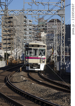 京王線 新宿行き 府中駅 カーブ 急行 準特急 京王八王子 高尾山 8000系による特急 各停 京王線 新宿行き 府中駅 カーブ 急行 準特急 京王八王子 高尾山 8000系による特急 各停 110954697