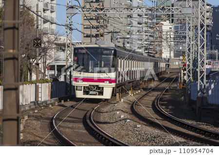 京王線 新宿行き 府中駅 カーブ 急行 準特急 京王八王子 高尾山 8000系による特急 各停 京王線 新宿行き 府中駅 カーブ 急行 準特急 京王八王子 高尾山 8000系による特急 各停 110954704