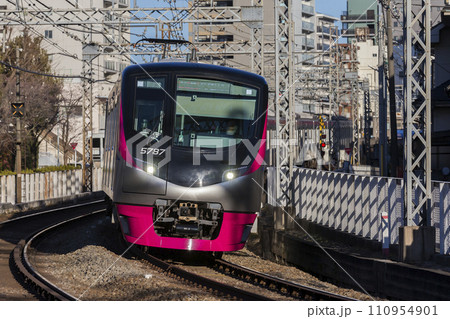 京王線 新宿行き 八王子行き 電車 京王 5000系 京王5000系 京王ライナー 京王線 新宿行き 八王子行き 電車 京王 5000系 京王5000系 京王ライナー 110954901