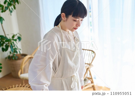 部屋のフローリングを掃除する若い女性 110955051