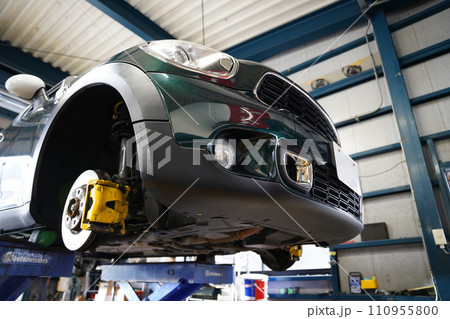 リフトアップされる輸入車 リフトアップされる輸入車 110955800