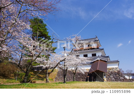 桜と白石城（宮城県白石市） 110955896