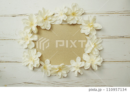 Empty paper craft with flower bouquet Top view on wooden background 110957134