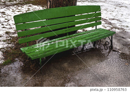 bench in the park 110958763
