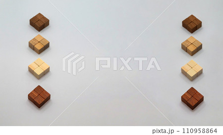 カラフルなモザイクブロックが左右両端の縦に並ぶ白い背景のフレーム 110958864