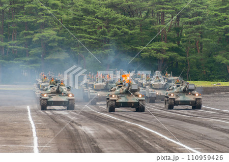 陸上自衛隊戦車教導隊74式戦車のパレード 110959426
