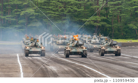陸上自衛隊戦車教導隊74式戦車のパレード 陸上自衛隊戦車教導隊74式戦車のパレード 110959430