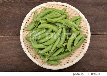 ざるの上の収穫したエンドウ 110960158