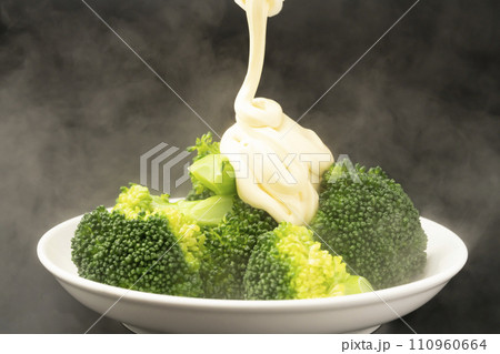ブロッコリー　茹で立て　マヨネーズをかける 110960664