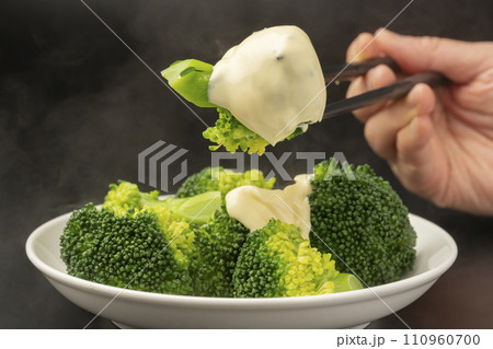 ブロッコリー　茹で立て　マヨネーズをかける 110960700