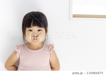 不機嫌な女の子の様子(3歳、日本人) 不機嫌な女の子の様子(3歳、日本人) 110960875