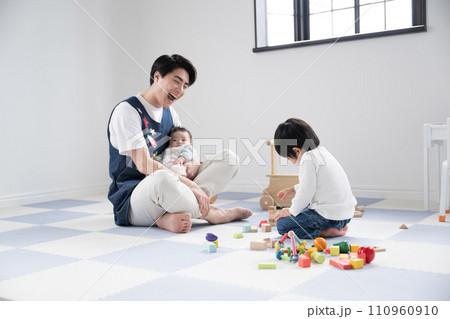 保育園で子供と遊ぶ保育士さん 110960910