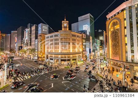銀座　歩道　和光　買い物　人混み　中央区　夕方　午後　都心　東京　道路　高層ビル　車　三越　夜 110961384