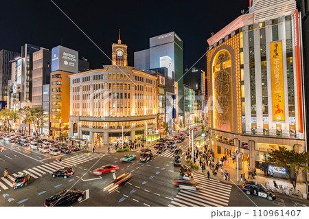 銀座　歩道　和光　買い物　人混み　中央区　夕方　午後　都心　東京　道路　高層ビル　車　三越　夜 110961407