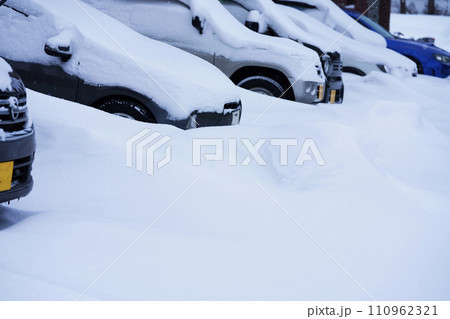 大雪で埋まる駐車場　北海道 110962321