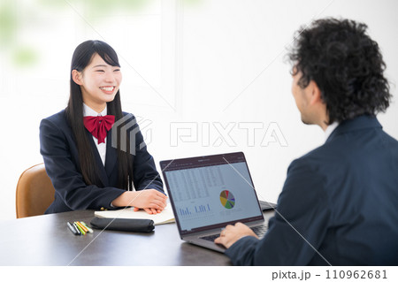 パソコンを使って塾や進路相談の面談などをする学生と先生 パソコンを使って塾や進路相談の面談などをする学生と先生 110962681