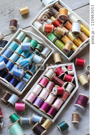 カラフルな糸巻 110963051