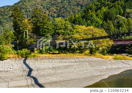 静岡県大井川鐵道の絶景巡り　南アルプスあぷとラインから見る両国吊橋 110963234