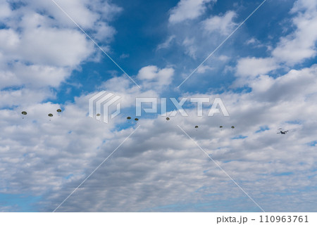 降下訓練始め　C-2輸送機 110963761