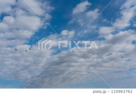 降下訓練始め C-2輸送機 降下訓練始め C-2輸送機 110963762
